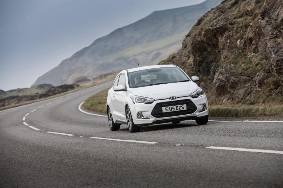  Hyundai i20 Coupe 2015 года  (UK) (фото 13 из 30)